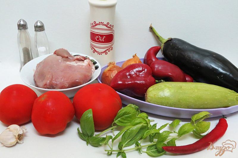 Фото приготовление рецепта: Свинина тушёная с овощами на сковороде шаг №1