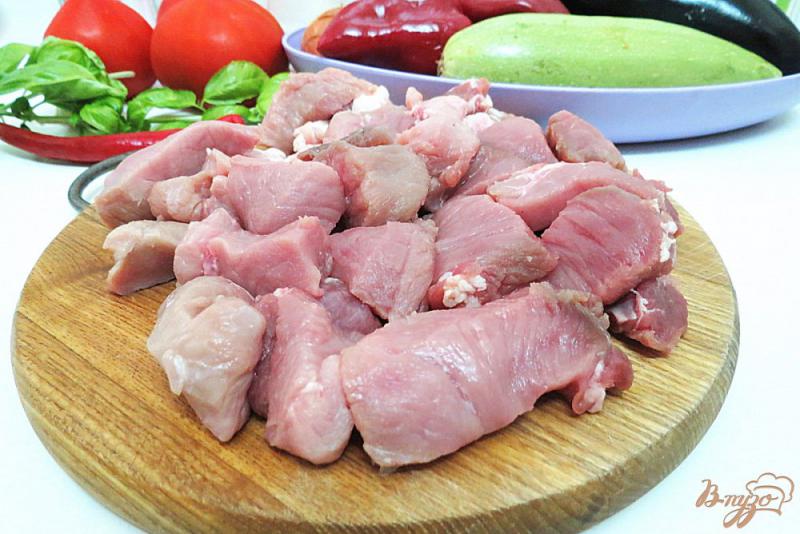 Фото приготовление рецепта: Свинина тушёная с овощами на сковороде шаг №2