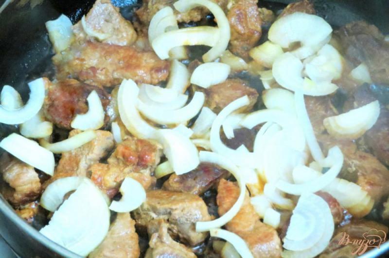 Фото приготовление рецепта: Свинина тушёная с овощами на сковороде шаг №7