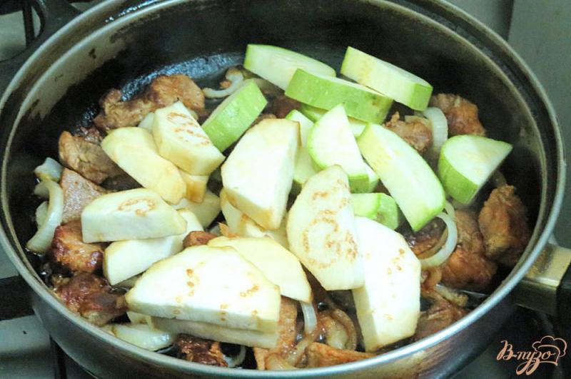 Фото приготовление рецепта: Свинина тушёная с овощами на сковороде шаг №8