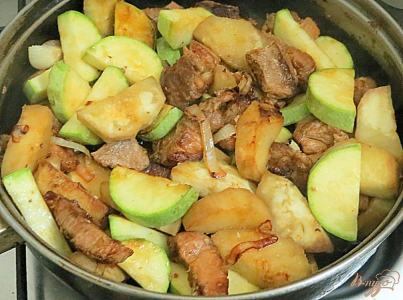 Фото приготовление рецепта: Свинина тушёная с овощами на сковороде шаг №9