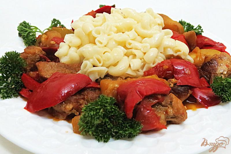 Фото приготовление рецепта: Свинина тушёная с овощами на сковороде шаг №12