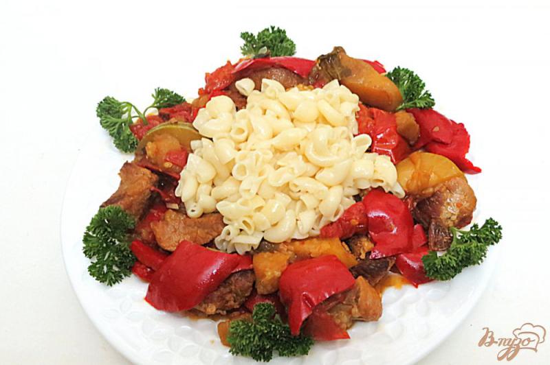 Фото приготовление рецепта: Свинина тушёная с овощами на сковороде шаг №13