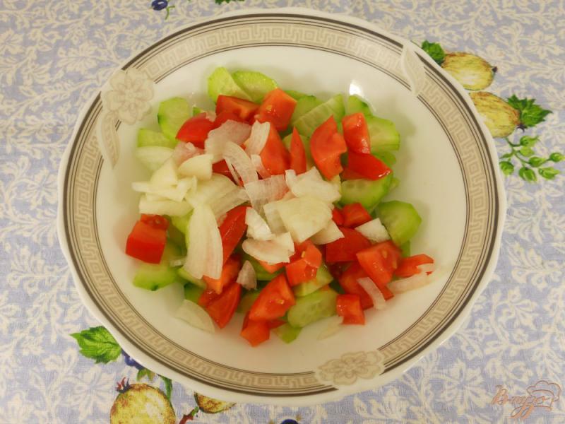 Фото приготовление рецепта: Быстрый маринованный салат из огурцов и помидоров шаг №2