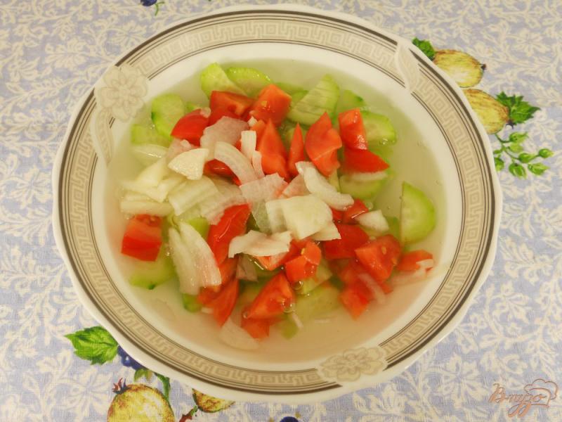 Фото приготовление рецепта: Быстрый маринованный салат из огурцов и помидоров шаг №3