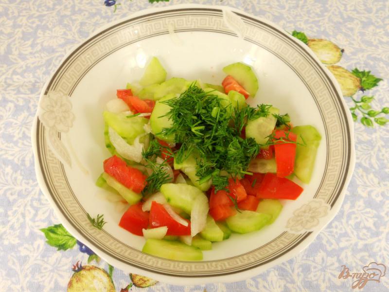 Фото приготовление рецепта: Быстрый маринованный салат из огурцов и помидоров шаг №4