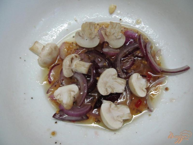 Фото приготовление рецепта: Салат с копченой грудинкой и грибами шаг №2