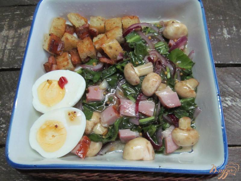 Фото приготовление рецепта: Салат с копченой грудинкой и грибами шаг №6