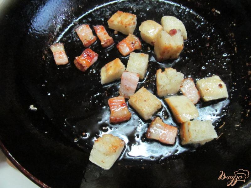 Фото приготовление рецепта: Салат с копченой грудинкой и грибами шаг №5