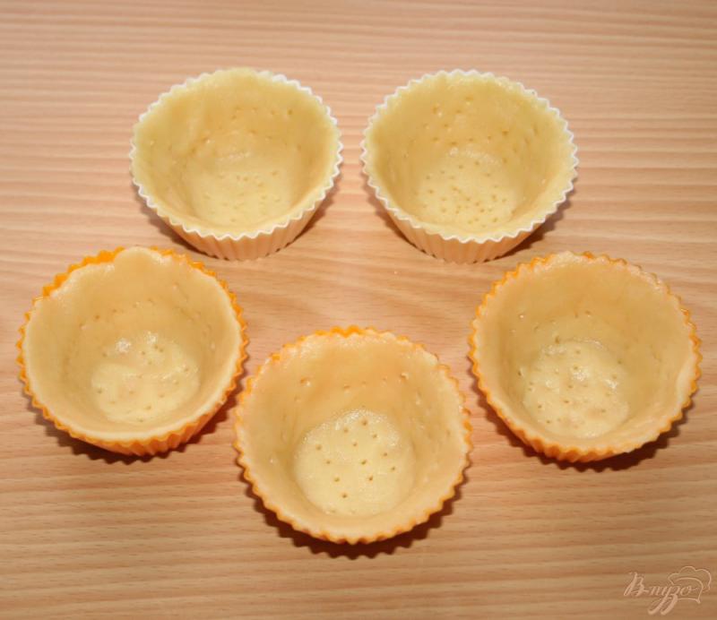 Фото приготовление рецепта: Песочные тарталетки с карамелизированными яблоками «Розы» шаг №4