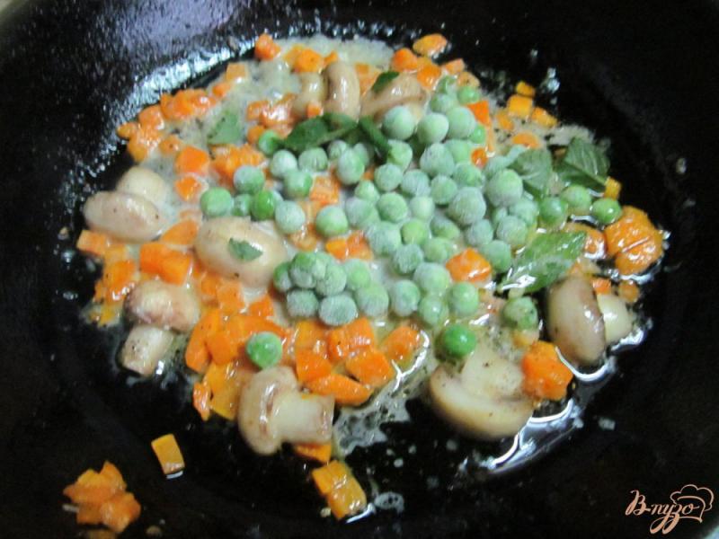 Фото приготовление рецепта: Теплый салат с полентой шаг №4