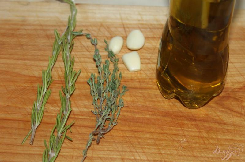 Фото приготовление рецепта: Ароматное масло с тимьяном, розмарином и чесноком шаг №1