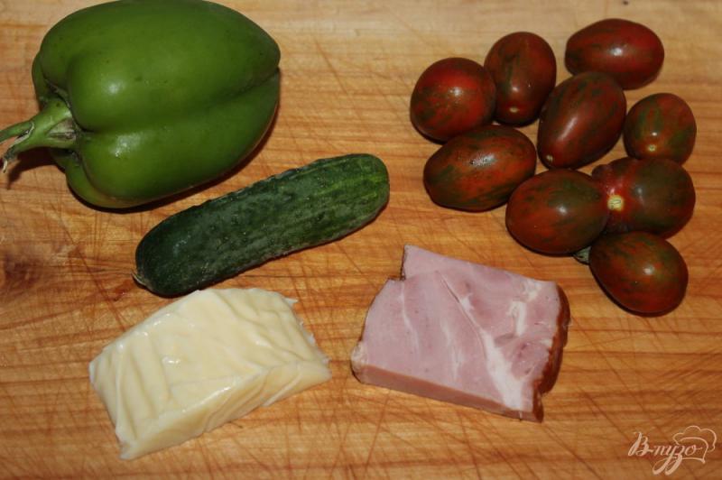 Фото приготовление рецепта: Салат с моцареллой, свиной грудинкой и перцем шаг №1