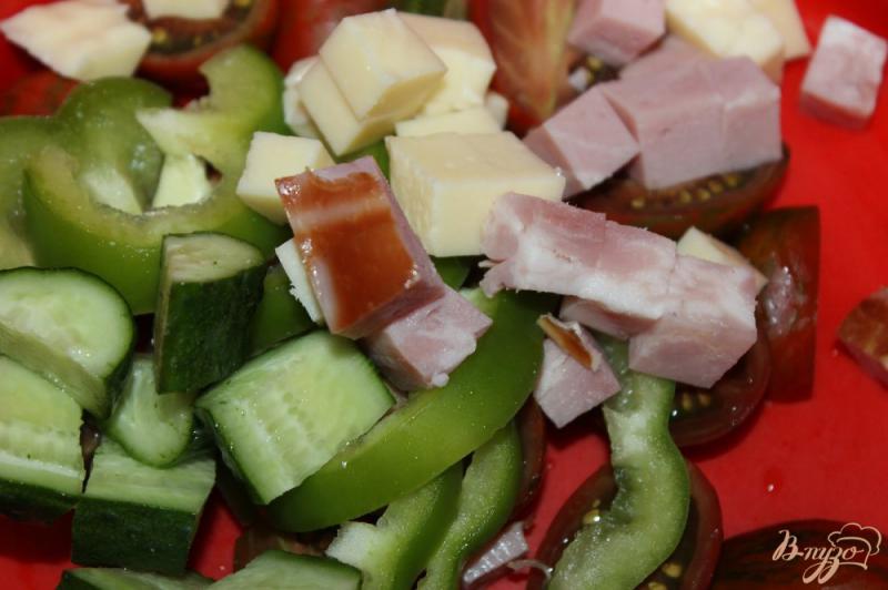Фото приготовление рецепта: Салат с моцареллой, свиной грудинкой и перцем шаг №5