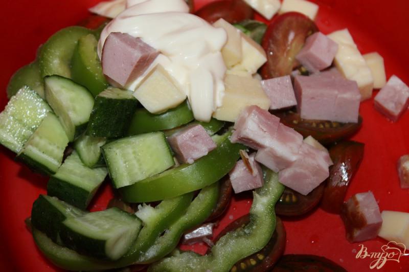 Фото приготовление рецепта: Салат с моцареллой, свиной грудинкой и перцем шаг №6