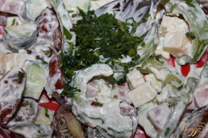 Фото приготовление рецепта: Салат с моцареллой, свиной грудинкой и перцем шаг №7