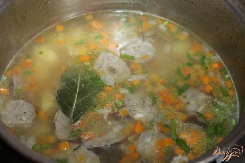 Фото приготовление рецепта: Суп с домашней колбасой и вермишелью шаг №7