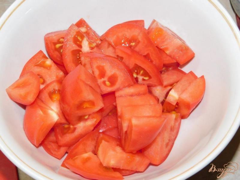 Фото приготовление рецепта: Салат из помидоров с маринованным луком шаг №2