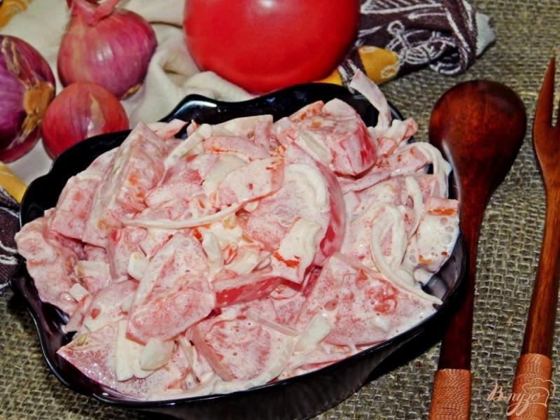 Фото приготовление рецепта: Салат из помидоров с маринованным луком шаг №5