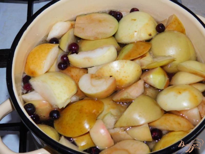 Фото приготовление рецепта: Яблочный компот с черноплодной рябиной шаг №2