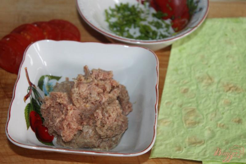 Фото приготовление рецепта: Конвертики из лаваша с мясом и помидорами шаг №1