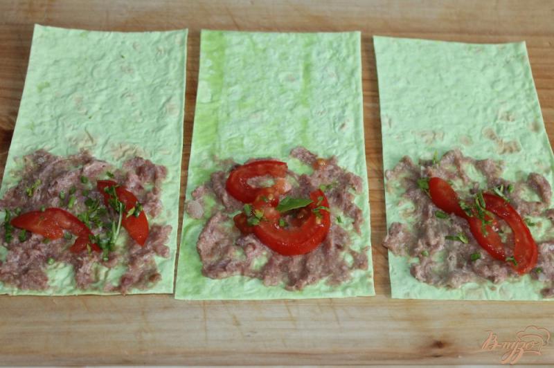 Фото приготовление рецепта: Конвертики из лаваша с мясом и помидорами шаг №3