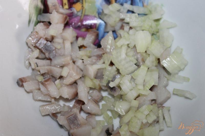 Фото приготовление рецепта: «Сельдь под шубой» из овощей и плавленого сыра шаг №2