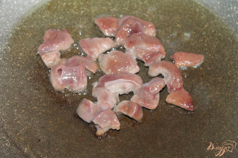 Фото приготовление рецепта: Свиная печень с шампиньонами в сливочном соусе под моцареллой шаг №2
