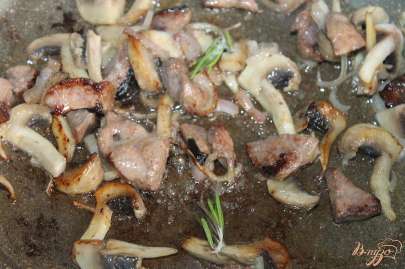Фото приготовление рецепта: Свиная печень с шампиньонами в сливочном соусе под моцареллой шаг №4