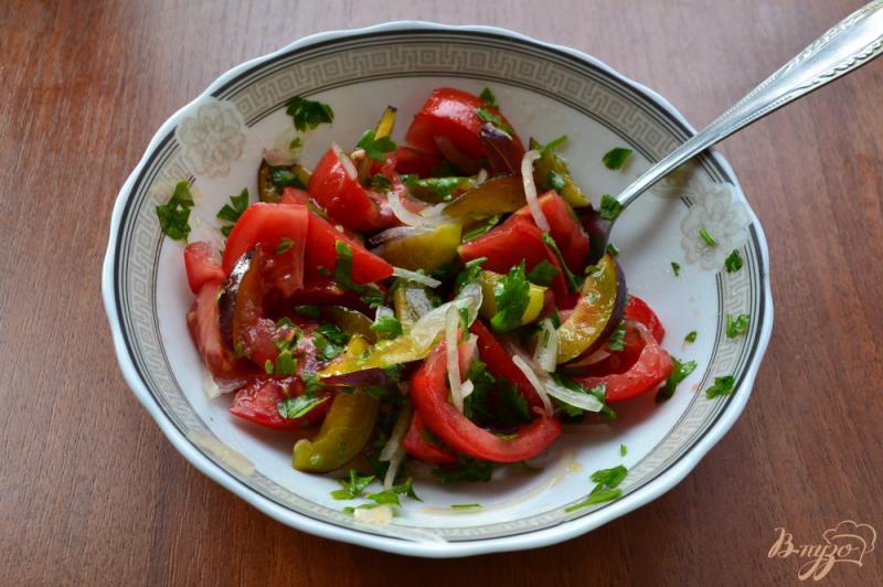 Фото приготовление рецепта: Салат из помидоров и слив шаг №4