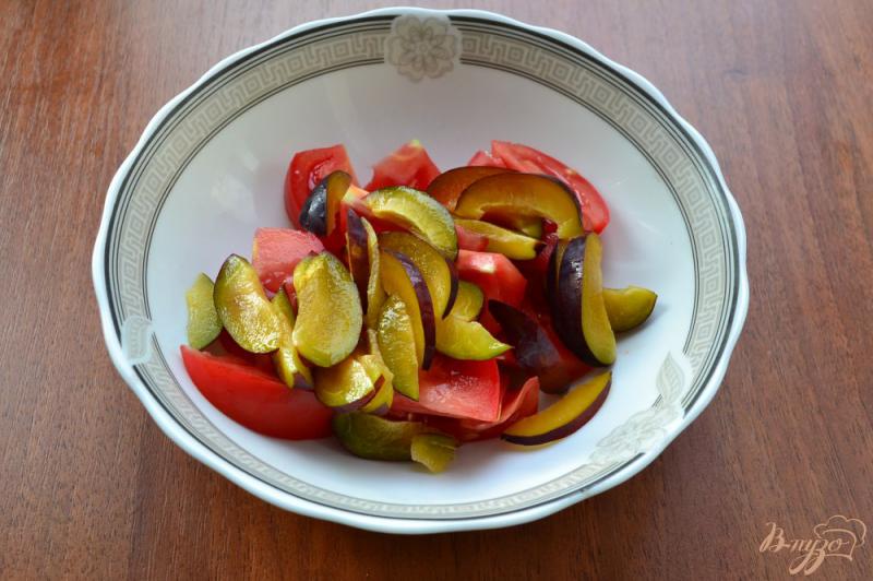 Фото приготовление рецепта: Салат из помидоров и слив шаг №1