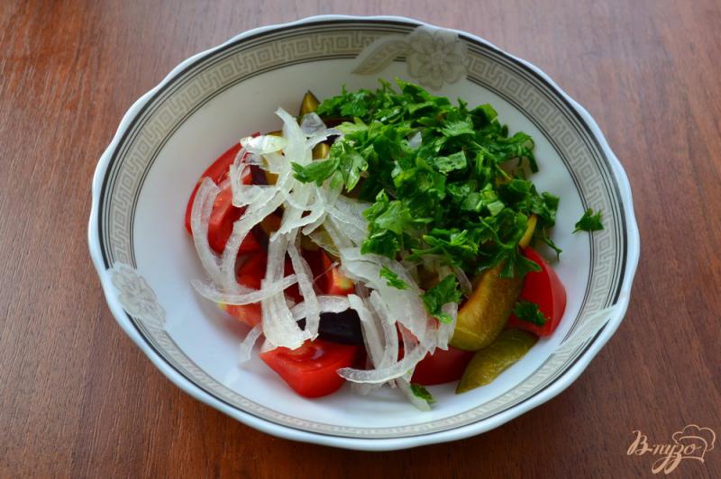 Фото приготовление рецепта: Салат из помидоров и слив шаг №2