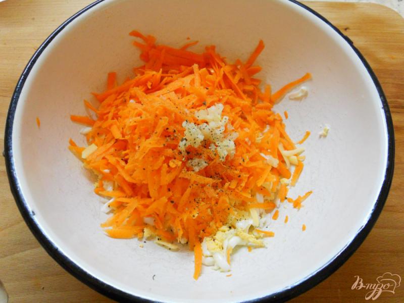 Фото приготовление рецепта: Тосты с морковно-сырным салатом шаг №4