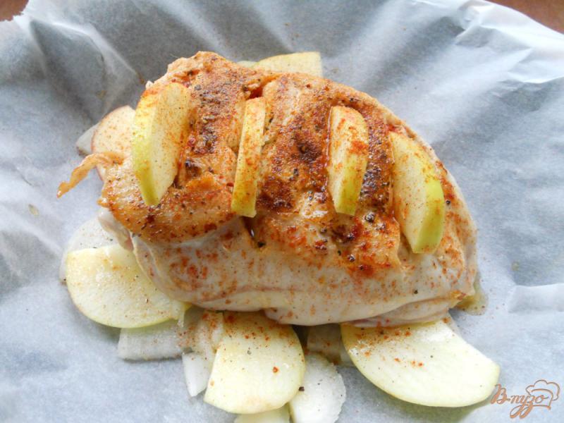 Фото приготовление рецепта: Острая куриная грудка, запеченная с яблоками шаг №4