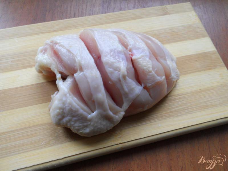 Фото приготовление рецепта: Острая куриная грудка, запеченная с яблоками шаг №1