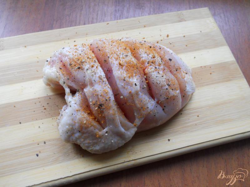 Фото приготовление рецепта: Острая куриная грудка, запеченная с яблоками шаг №2