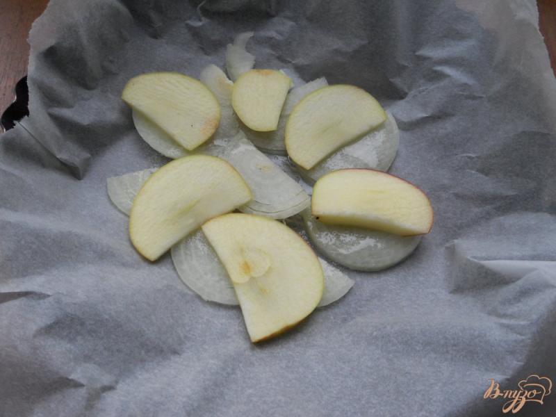 Фото приготовление рецепта: Острая куриная грудка, запеченная с яблоками шаг №3