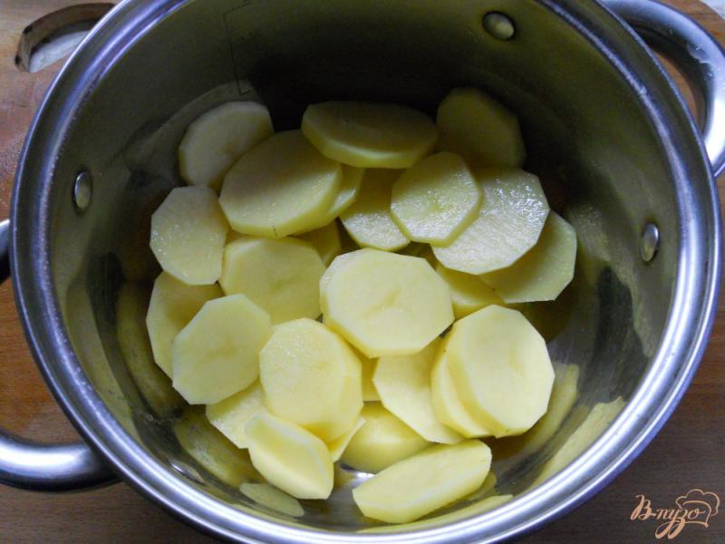 Фото приготовление рецепта: Картофель с рыбой в молочном соусе шаг №2