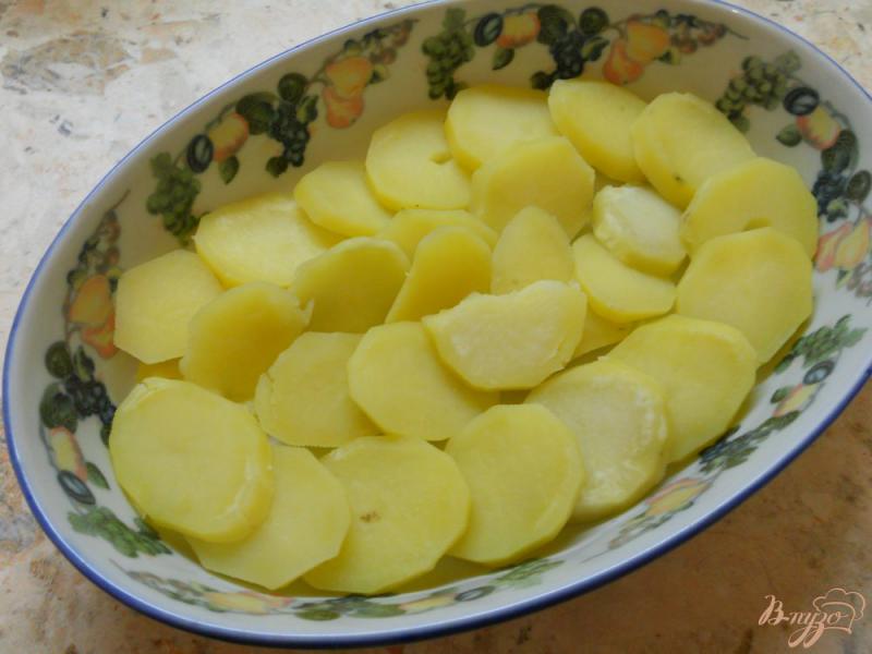 Фото приготовление рецепта: Картофель с рыбой в молочном соусе шаг №4