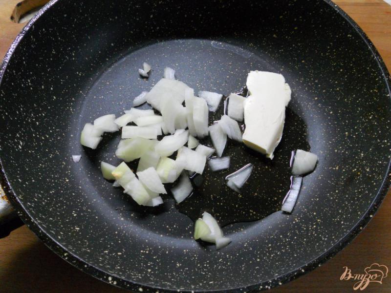 Фото приготовление рецепта: Картофель с рыбой в молочном соусе шаг №3