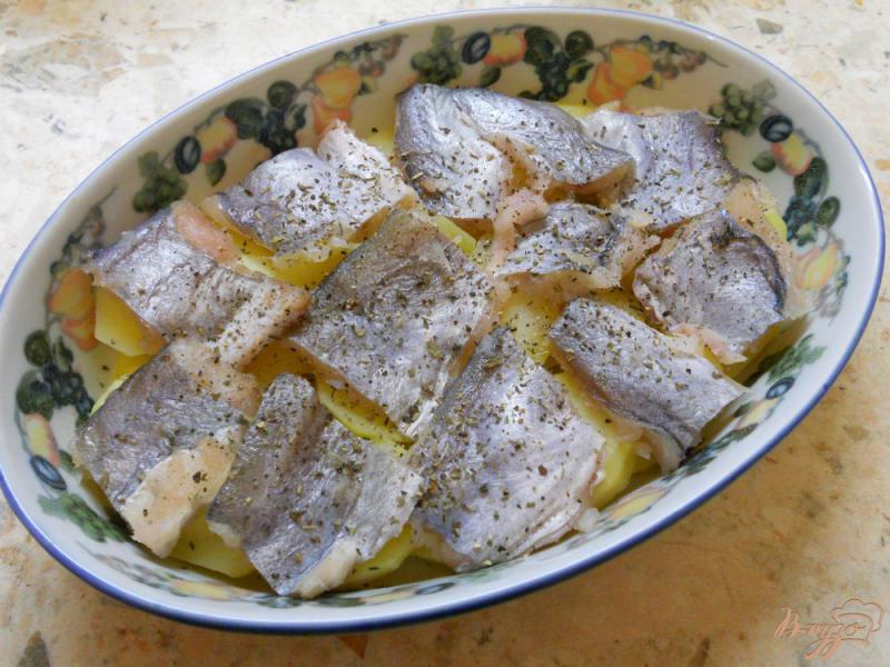 Фото приготовление рецепта: Картофель с рыбой в молочном соусе шаг №6