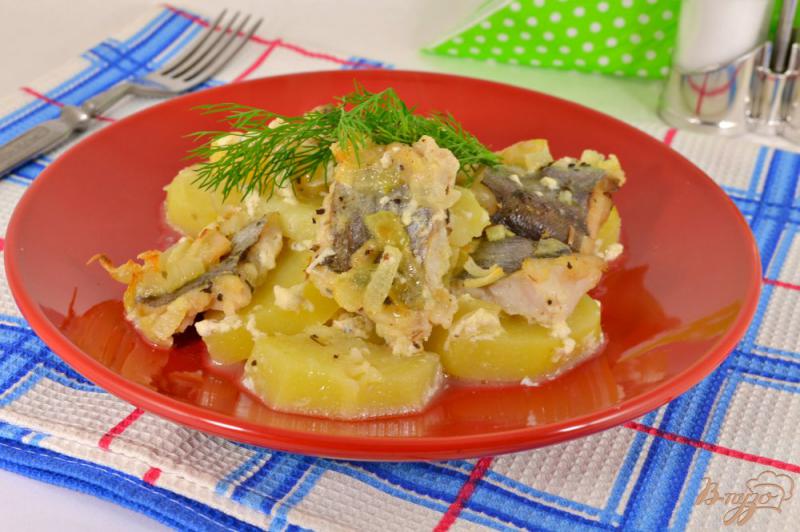 Фото приготовление рецепта: Картофель с рыбой в молочном соусе шаг №7