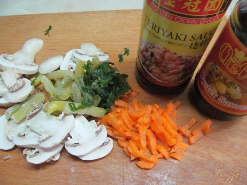 Фото приготовление рецепта: Жареные овощи с хрустящей капустой шаг №3