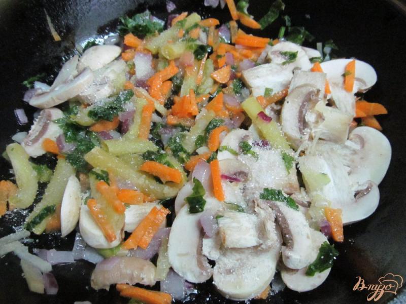 Фото приготовление рецепта: Жареные овощи с хрустящей капустой шаг №4