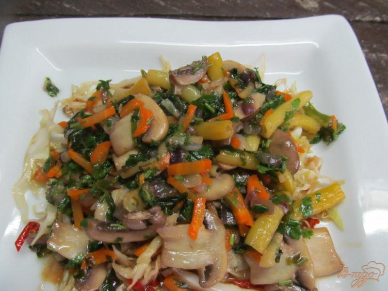 Фото приготовление рецепта: Жареные овощи с хрустящей капустой шаг №7