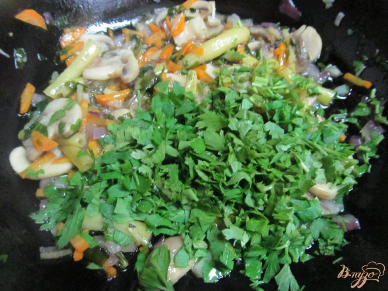 Фото приготовление рецепта: Жареные овощи с хрустящей капустой шаг №5