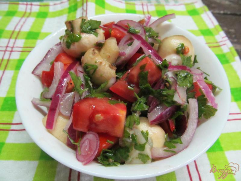 Фото приготовление рецепта: Салат из помидора с шампиньоном шаг №3