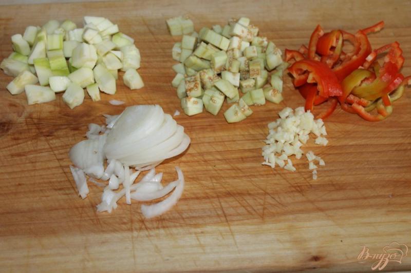 Фото приготовление рецепта: Отварной картофель с поджаркой из мяса и овощей шаг №2