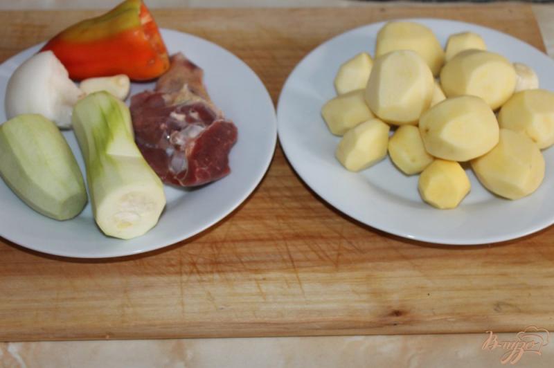 Фото приготовление рецепта: Отварной картофель с поджаркой из мяса и овощей шаг №1