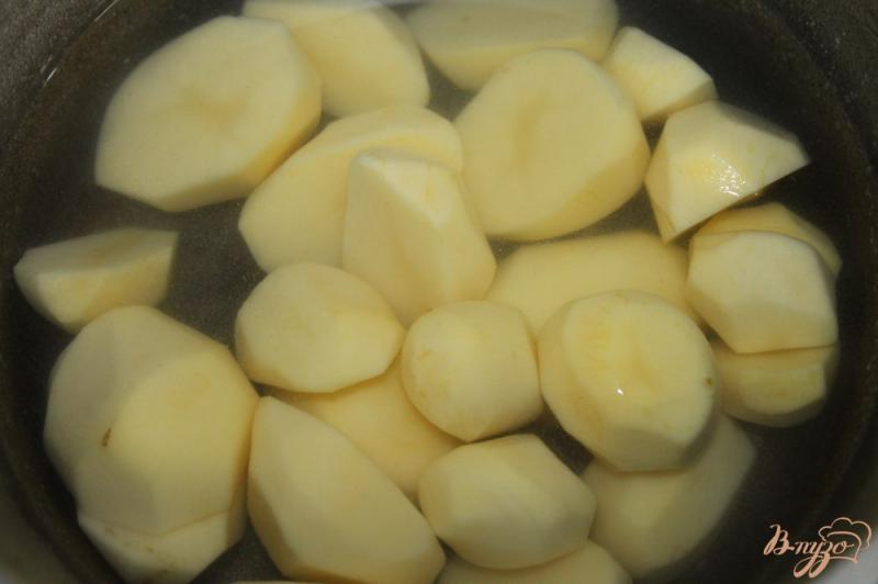 Фото приготовление рецепта: Отварной картофель с поджаркой из мяса и овощей шаг №4
